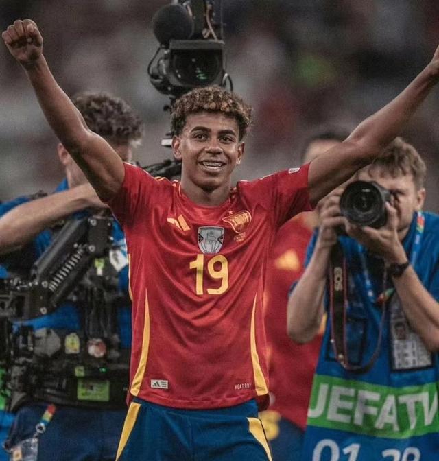 关于莱万多夫斯基连续十五场比赛得分超过重要助攻，西班牙队不断突破！全场沸腾不已的信息-开云体育官网